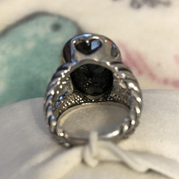 Black stone silver tone ring - Picture 3 of 3
